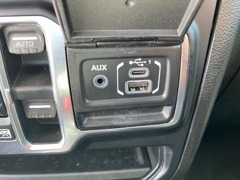 Used 2019 Jeep Wrangler Unlimited Sahara w/ Uconnect 4C Nav & Sound Group AWD/4WD image 14