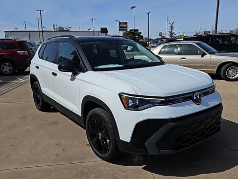 New 2026 Volkswagen Taos SE FWD image 3