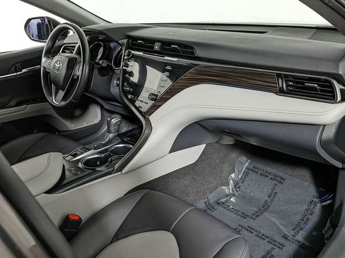 Used 2020 Toyota Camry XLE image 24