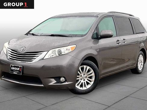 Used 2017 Toyota Sienna XLE w/ XLE Navigation Package image 1