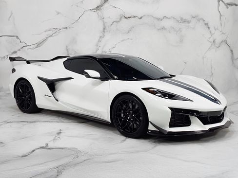 Used 2025 Chevrolet Corvette Z06 w/ Z07 Performance Package RWD image 7