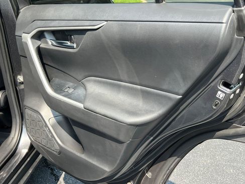 Used 2020 Toyota RAV4 XLE w/ Convenience Package FWD image 16