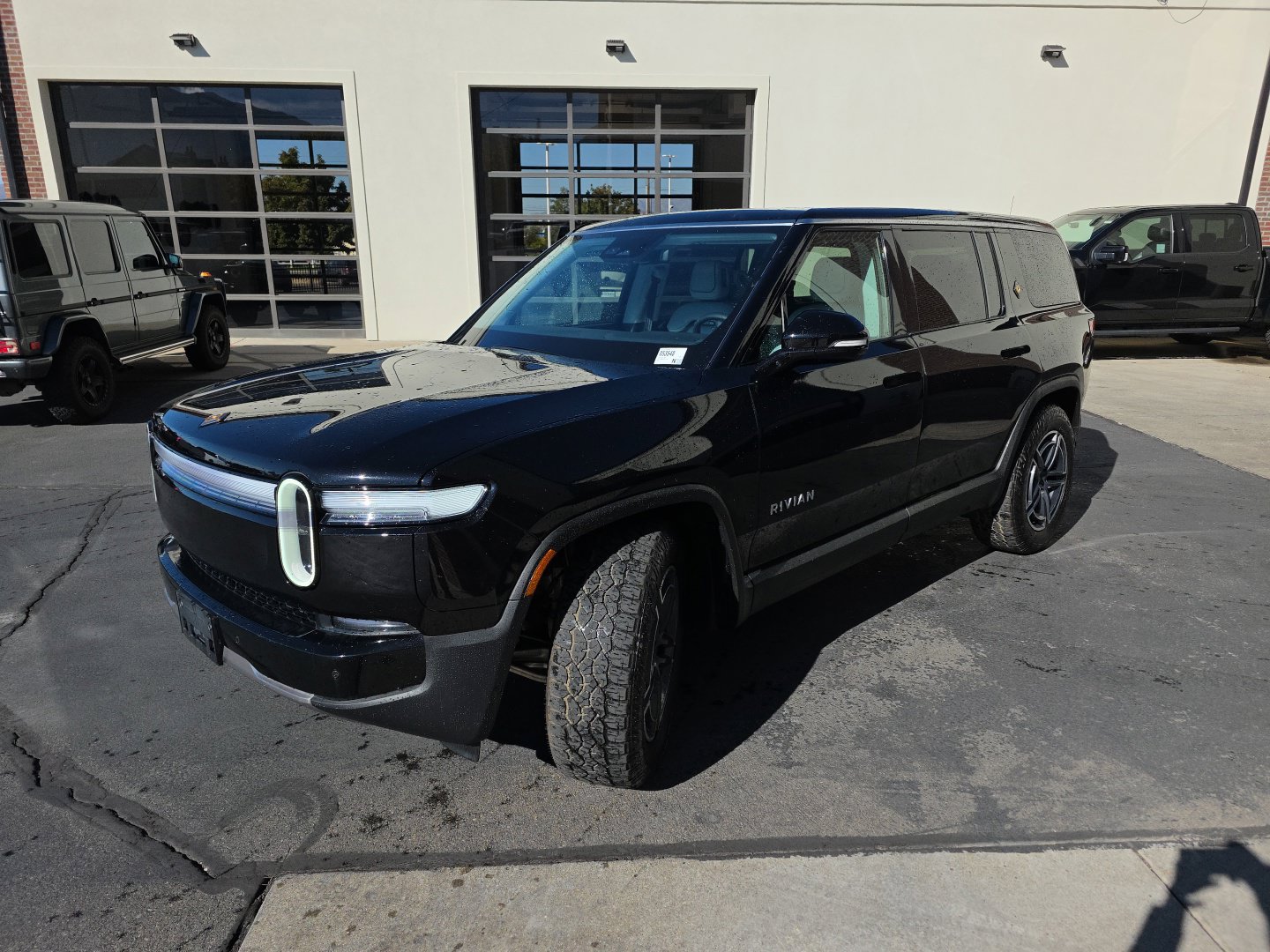 Used 2025 Rivian R1S Adventure Dual AWD/4WD image 3