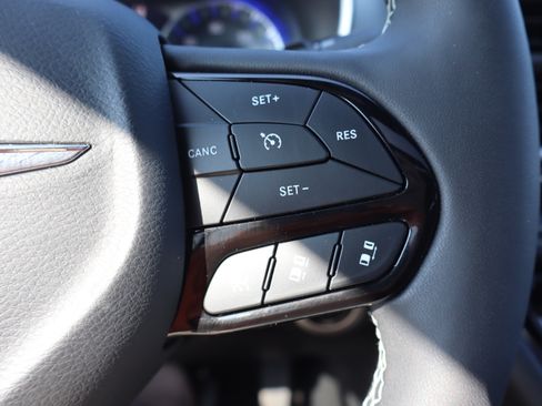 Used 2025 Chrysler Pacifica Limited FWD image 18