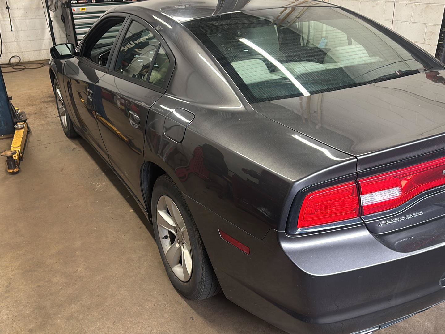 Used 2014 Dodge Charger SE RWD image 4