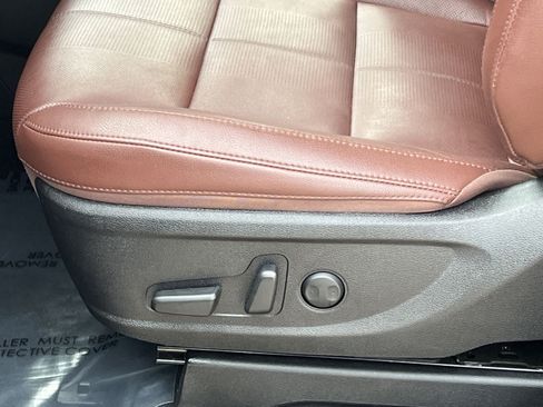 Used 2024 Kia Telluride EX w/ EX Captain's Chair Package AWD/4WD image 19