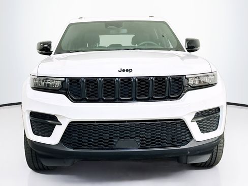 Used 2023 Jeep Grand Cherokee Altitude image 2
