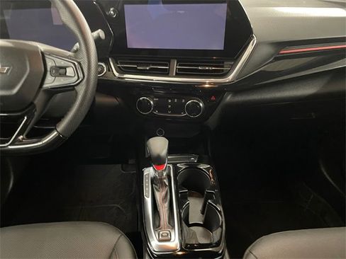 Used 2025 Chevrolet Trax RS w/ Sunroof Package image 11