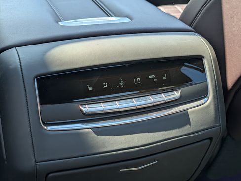 Certified 2023 Cadillac Escalade Premium Luxury Platinum AWD/4WD image 17
