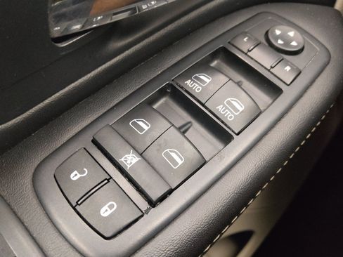 Used 2016 Chrysler Town & Country Touring FWD image 27