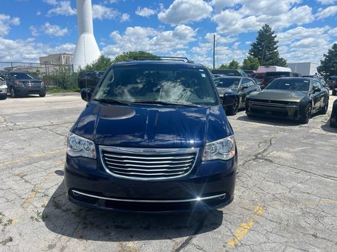 Used 2016 Chrysler Town & Country Touring w/ Driver Convenience Group FWD image 2