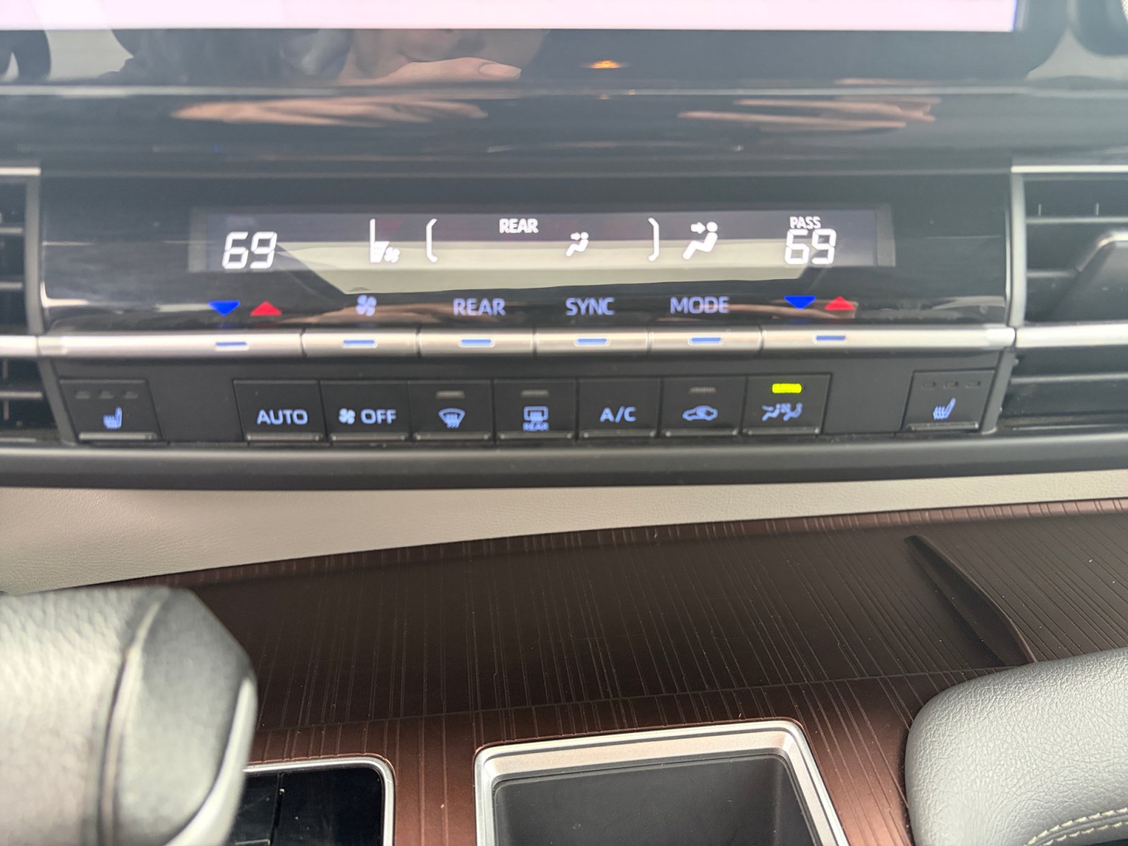 Used 2024 Toyota Sienna XLE FWD image 21