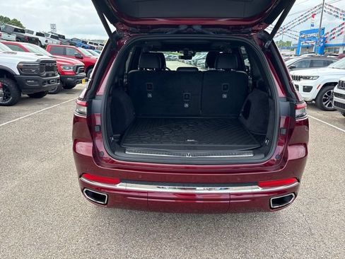 Used 2023 Jeep Grand Cherokee Overland w/ Luxury Tech Group IV AWD/4WD image 23