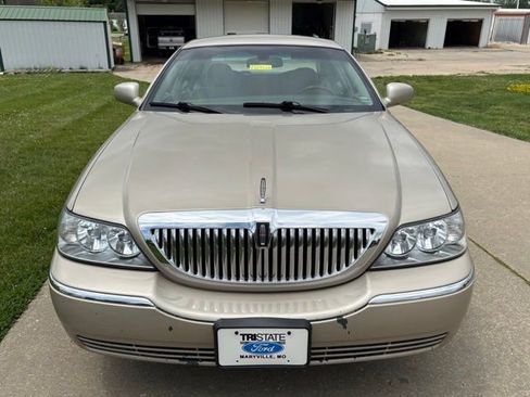 Used 2006 Lincoln Town Car Signature Limited RWD image 2