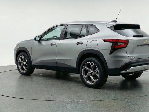 Used 2025 Chevrolet Trax LT FWD image 6