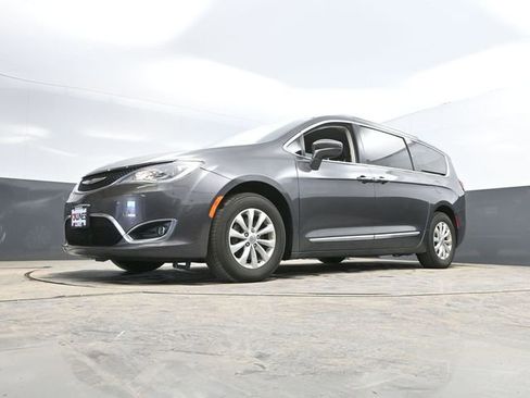 Used 2018 Chrysler Pacifica Touring-L image 47