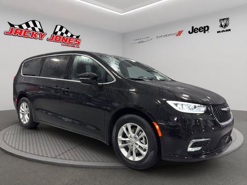 New 2026 Chrysler Pacifica Select image 12