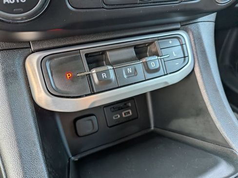 Used 2022 GMC Acadia SLE w/ Driver Convenience Package FWD image 19