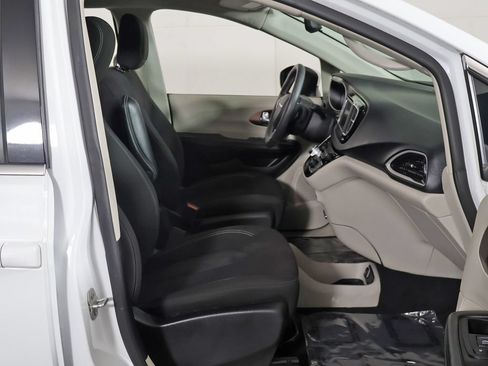 Used 2023 Chrysler Voyager LX FWD image 21