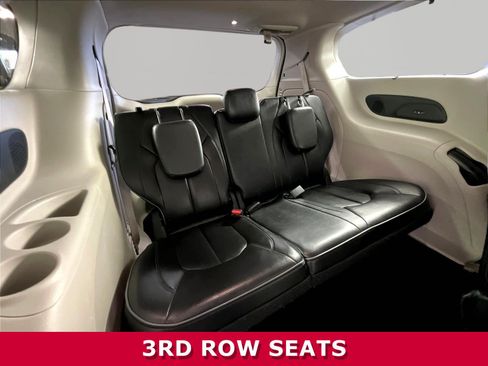 Used 2018 Chrysler Pacifica Limited w/ Tire & Wheel Group FWD image 26
