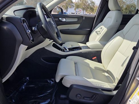 Used 2024 Volvo XC40 B5 Ultimate w/ Protection Package Premier image 10