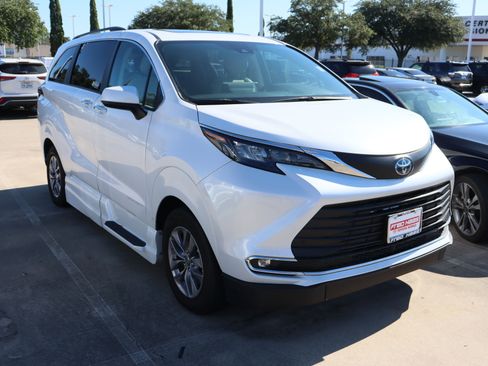 Used 2024 Toyota Sienna XLE image 2