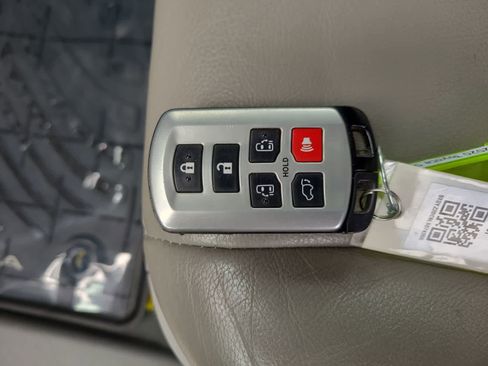 Used 2020 Toyota Sienna XLE image 28