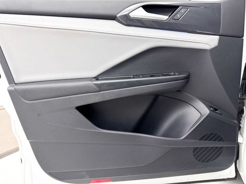Used 2022 Volkswagen Taos SEL w/ Panoramic Sunroof Package FWD image 26