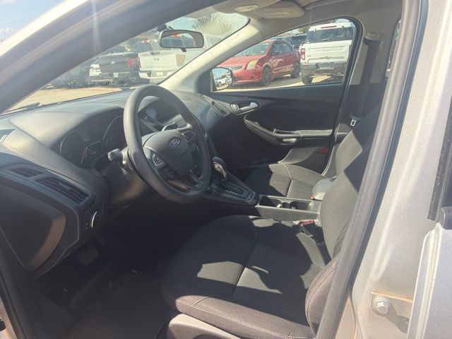 Used 2018 Ford Focus SE w/ SE Appearance Package FWD image 3