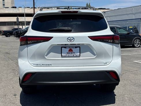 Used 2022 Toyota Highlander LE FWD image 5