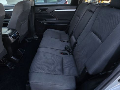 Used 2017 Toyota Highlander LE w/ Carpet Mat Package image 10