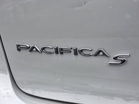 Used 2020 Chrysler Pacifica Touring w/ S Appearance Package image 12