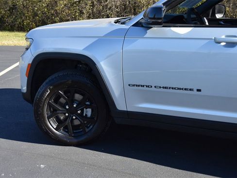 Used 2024 Jeep Grand Cherokee Altitude image 9