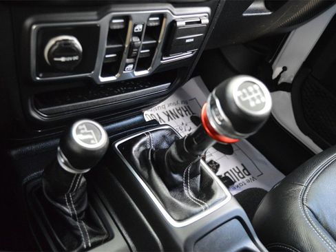 Used 2020 Jeep Wrangler Unlimited Sahara image 23