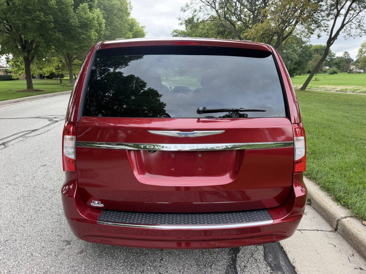 Used 2012 Chrysler Town & Country Touring FWD image 4