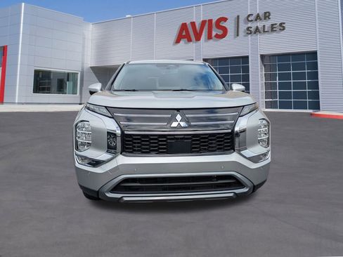 Used 2025 Mitsubishi Outlander SE image 2