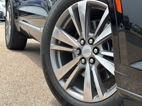 Used 2022 Cadillac XT6 Premium Luxury w/ Technology Package FWD image 2