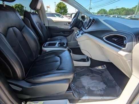 Used 2023 Chrysler Pacifica Touring-L FWD image 21