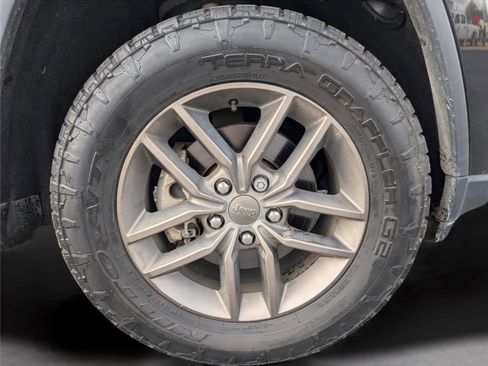 Used 2016 Jeep Grand Cherokee Laredo 75th Anniversary image 38