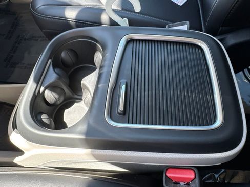 Certified 2023 Chrysler Pacifica Touring-L FWD image 21