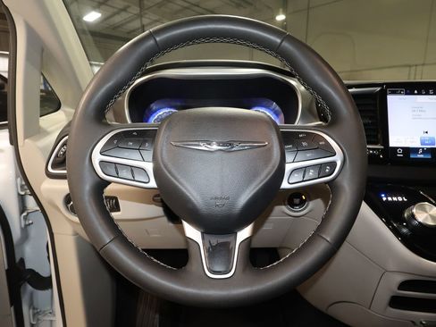 Used 2024 Chrysler Pacifica Touring-L image 10