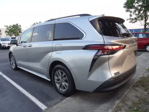 Used 2021 Toyota Sienna LE w/ LE Plus Package FWD image 11