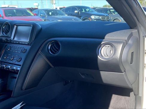 Used 2015 Nissan GT-R Premium image 16