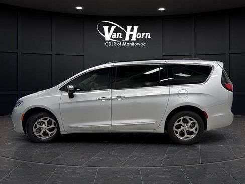 Used 2023 Chrysler Pacifica Limited w/ Uconnect Theater Family Group image 14