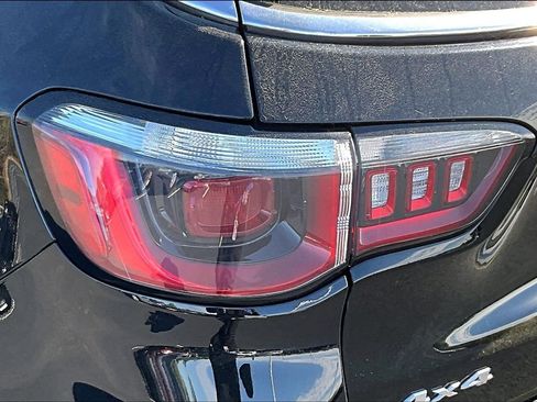 Used 2018 Jeep Compass Latitude w/ Cold Weather Group AWD/4WD image 23