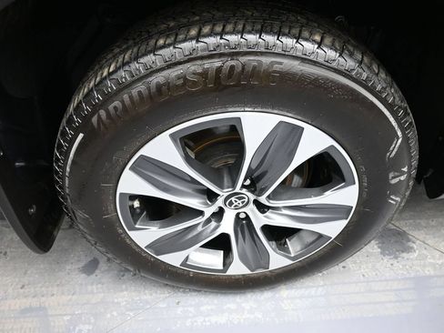 Used 2025 Toyota Highlander XLE AWD/4WD image 12