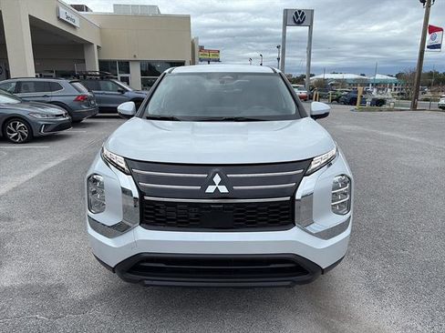New 2026 Mitsubishi Outlander ES image 2
