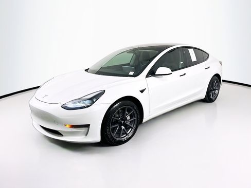 Used 2021 Tesla Model 3 Standard Range Plus image 3