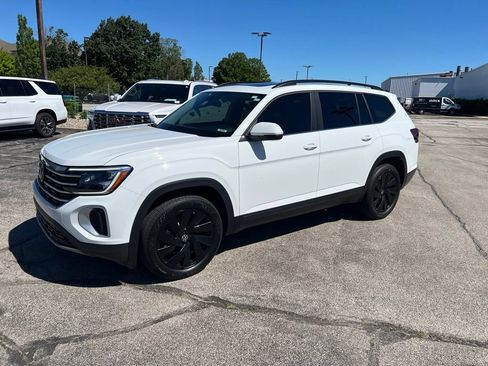 Used 2024 Volkswagen Atlas SE AWD/4WD image 3