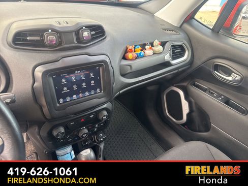 Used 2019 Jeep Renegade Latitude w/ Cold Weather Group image 22